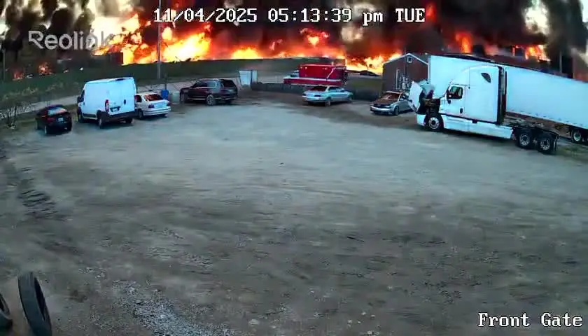 لحظه سقوط هواپیمای باری در آمریکا